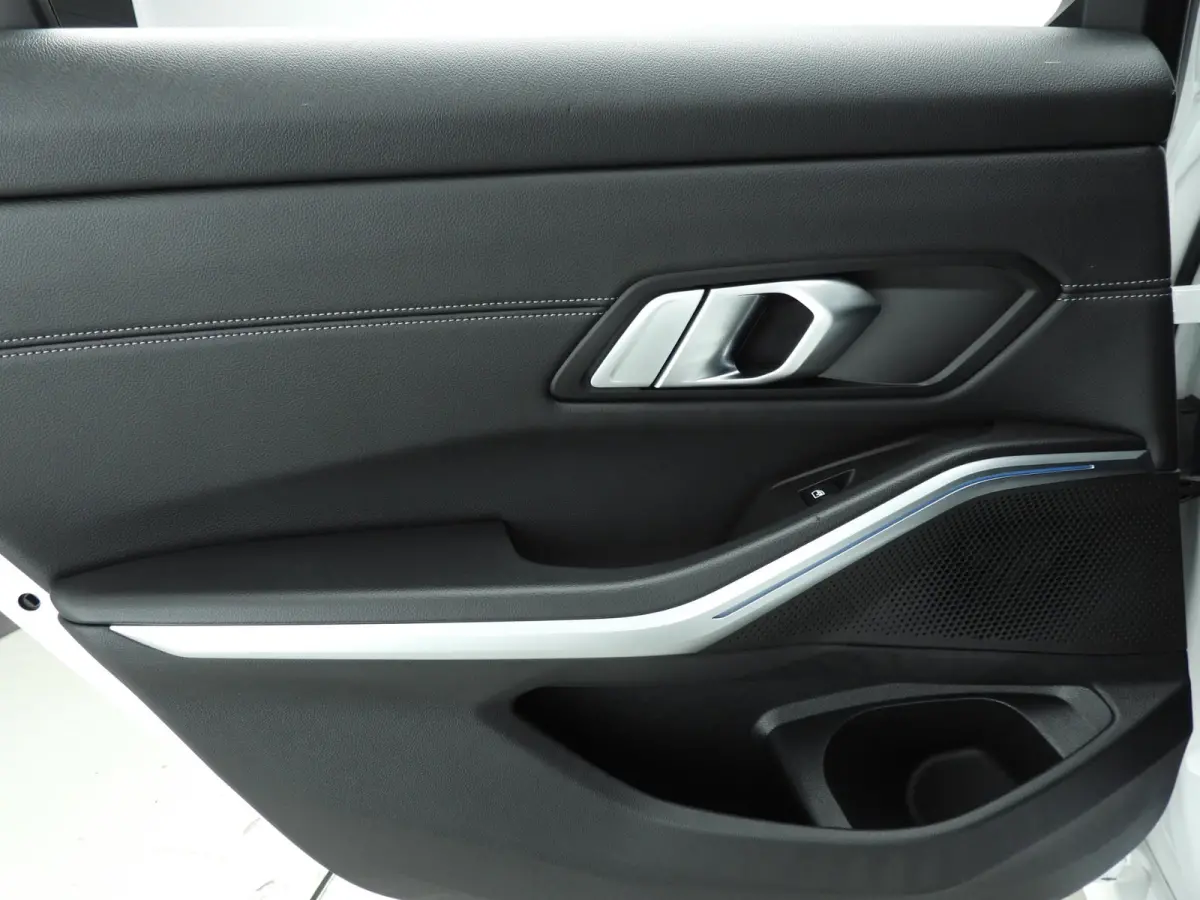 320e | LED | Leder | Navigatie | Sportstoelen | Elektr. zetels | Keyles go | DAB | Hifi speakers | Alu 17 inch