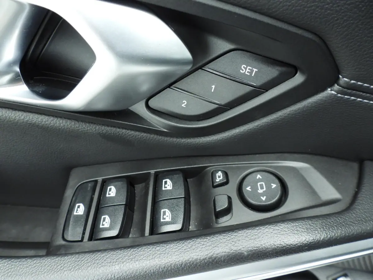 320e | LED | Leder | Navigatie | Sportstoelen | Elektr. zetels | Keyles go | DAB | Hifi speakers | Alu 17 inch
