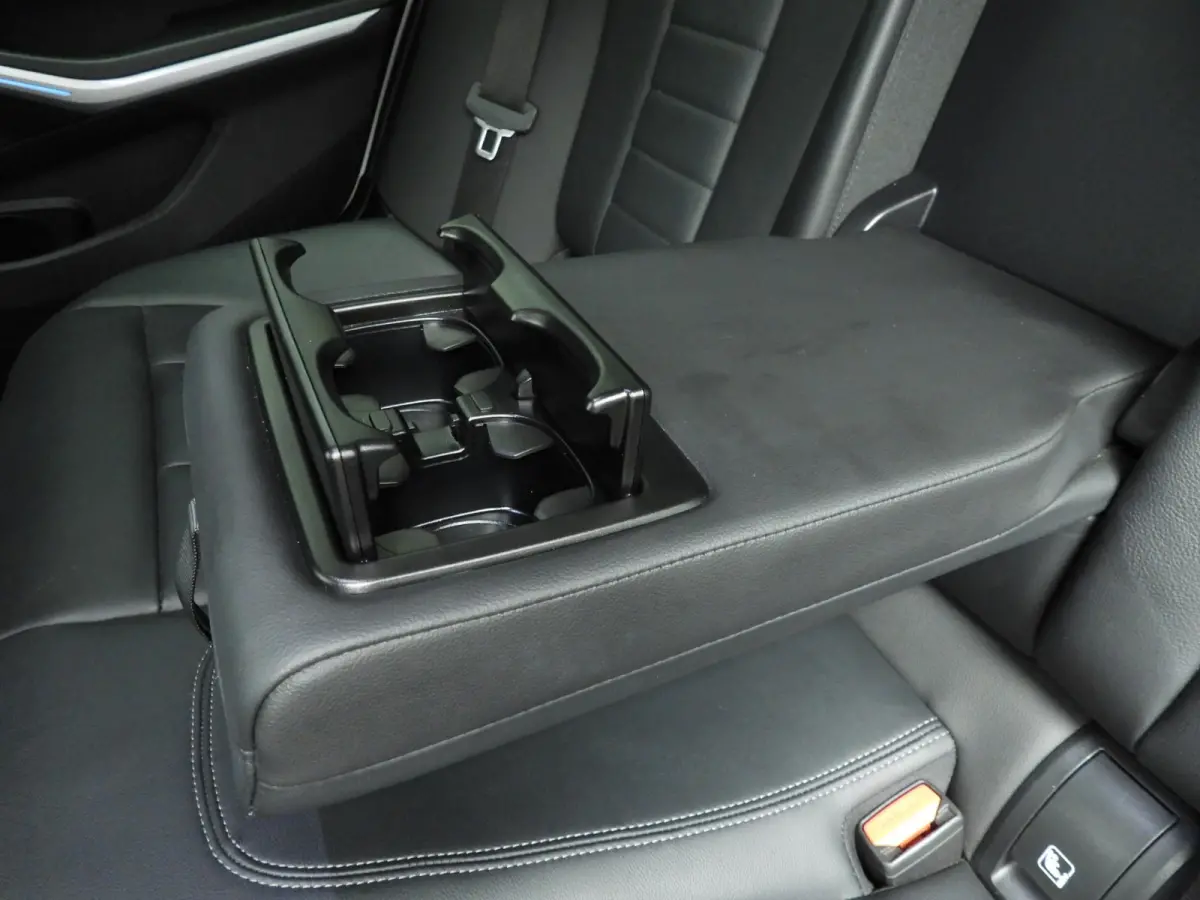 320e | LED | Leder | Navigatie | Sportstoelen | Elektr. zetels | Keyles go | DAB | Hifi speakers | Alu 17 inch