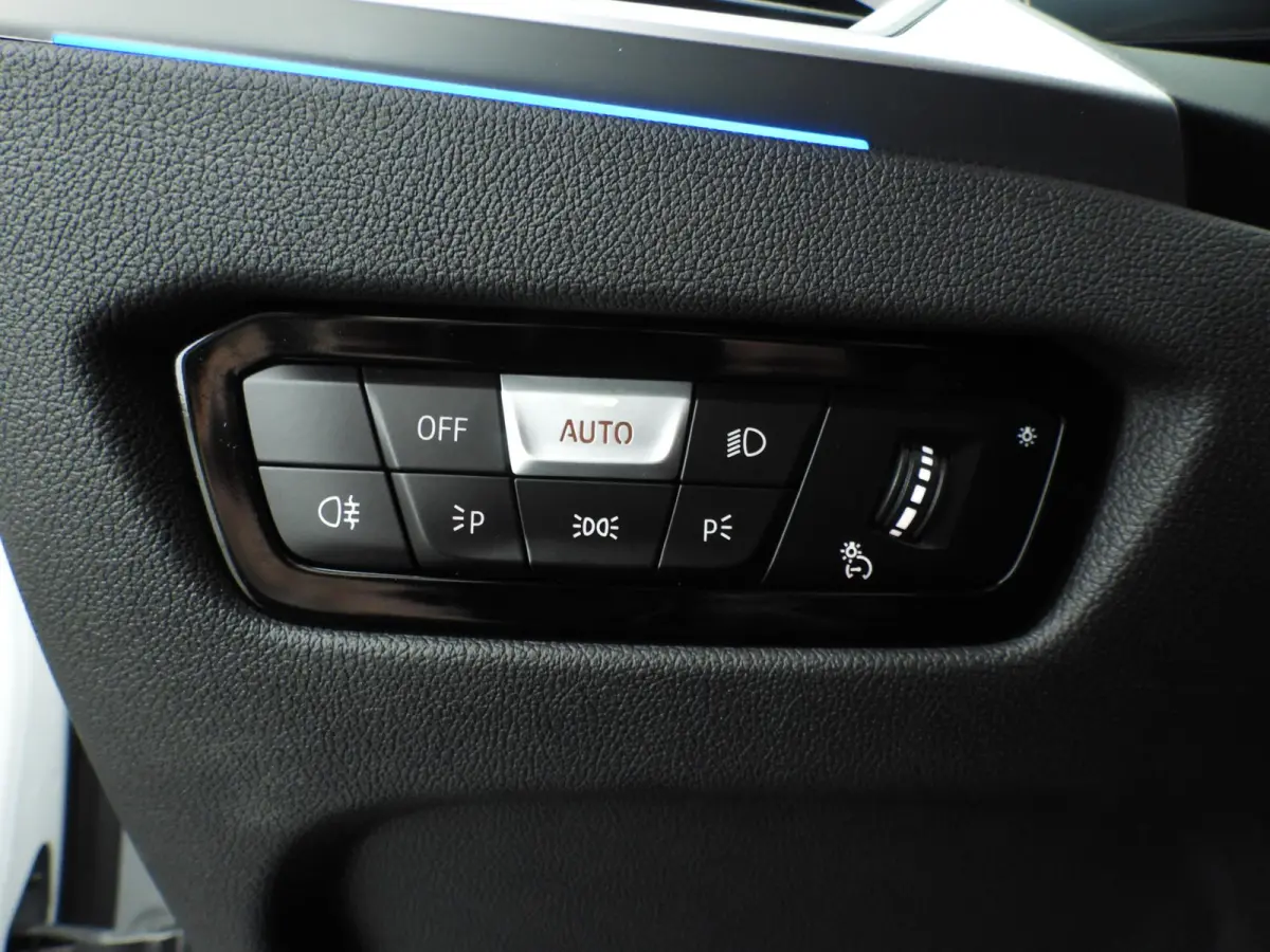 320e | LED | Leder | Navigatie | Sportstoelen | Elektr. zetels | Keyles go | DAB | Hifi speakers | Alu 17 inch