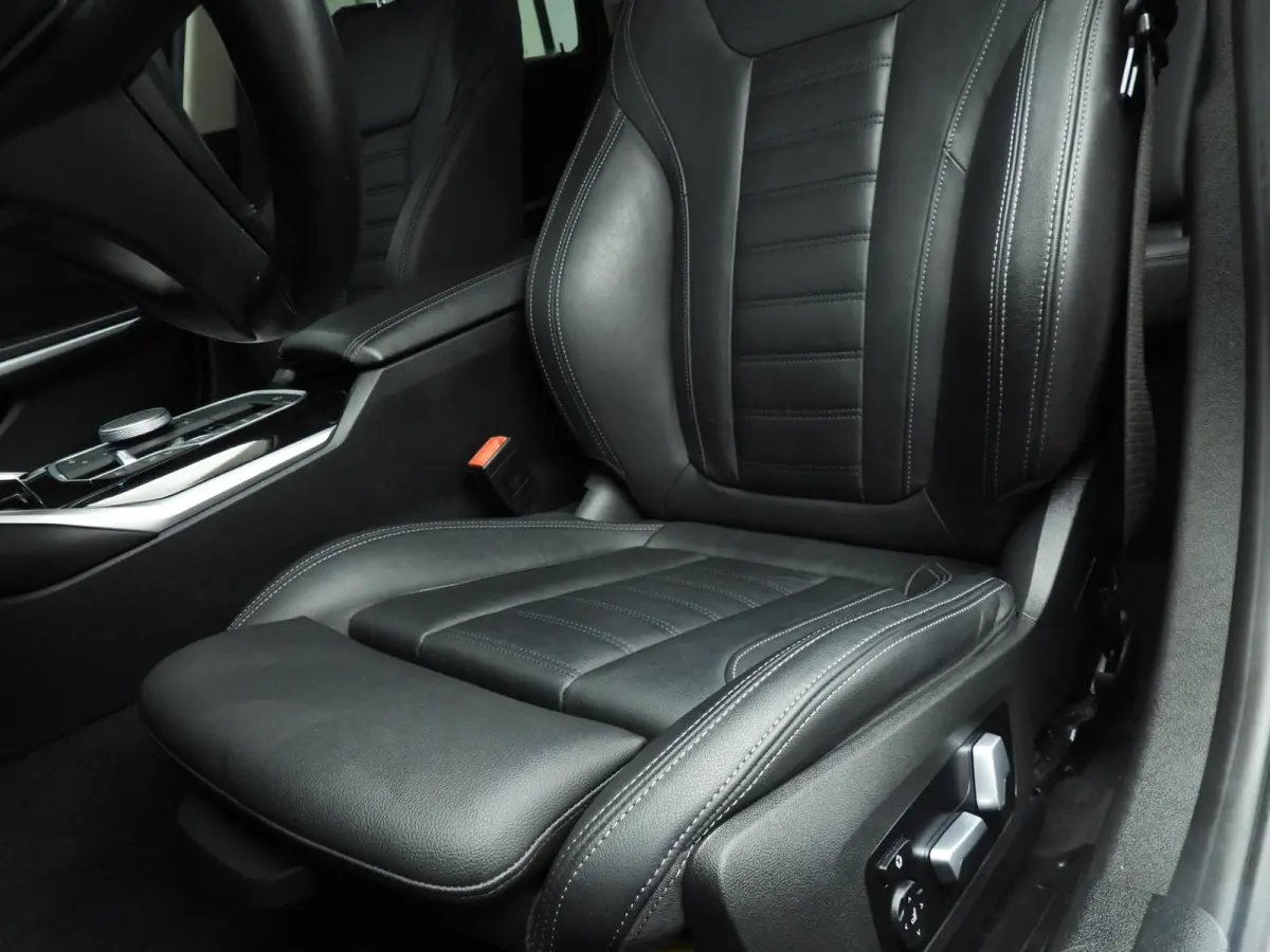 320e | LED | Leder | Navigatie | Sportstoelen | Elektr. zetels | Keyles go | DAB | Hifi speakers | Alu 17 inch