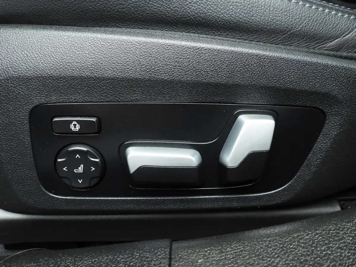 320e | LED | Leder | Navigatie | Sportstoelen | Elektr. zetels | Keyles go | DAB | Hifi speakers | Alu 17 inch