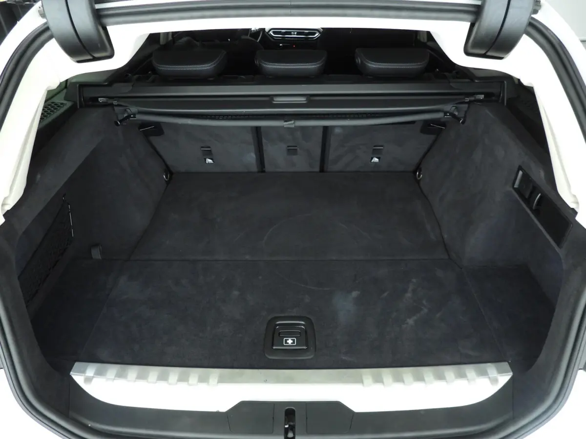 320e | LED | Leder | Navigatie | Sportstoelen | Elektr. zetels | Keyles go | DAB | Hifi speakers | Alu 17 inch