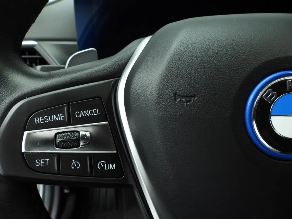 320e | LED | Leder | Navigatie | Sportstoelen | Elektr. zetels | Keyles go | DAB | Hifi speakers | Alu 17 inch