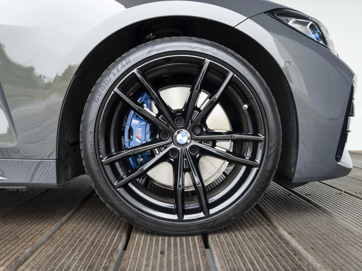 M440i xDrive | High Executive | M Sportpakket | 19 inch | Stuurwielverwarming | M Sportremsysteem Blau | M Adaptief onderstel | Elektrisch glazen schuif-/kanteldak | Driving Assistant Profes