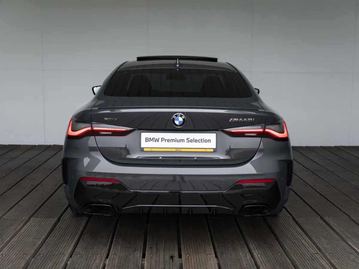 M440i xDrive | High Executive | M Sportpakket | 19 inch | Stuurwielverwarming | M Sportremsysteem Blau | M Adaptief onderstel | Elektrisch glazen schuif-/kanteldak | Driving Assistant Profes