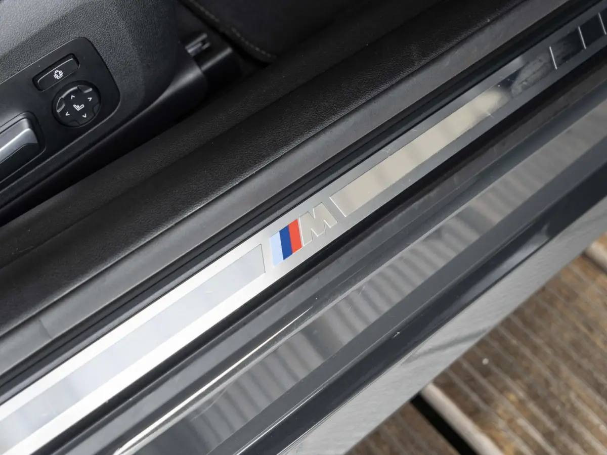 M440i xDrive | High Executive | M Sportpakket | 19 inch | Stuurwielverwarming | M Sportremsysteem Blau | M Adaptief onderstel | Elektrisch glazen schuif-/kanteldak | Driving Assistant Profes
