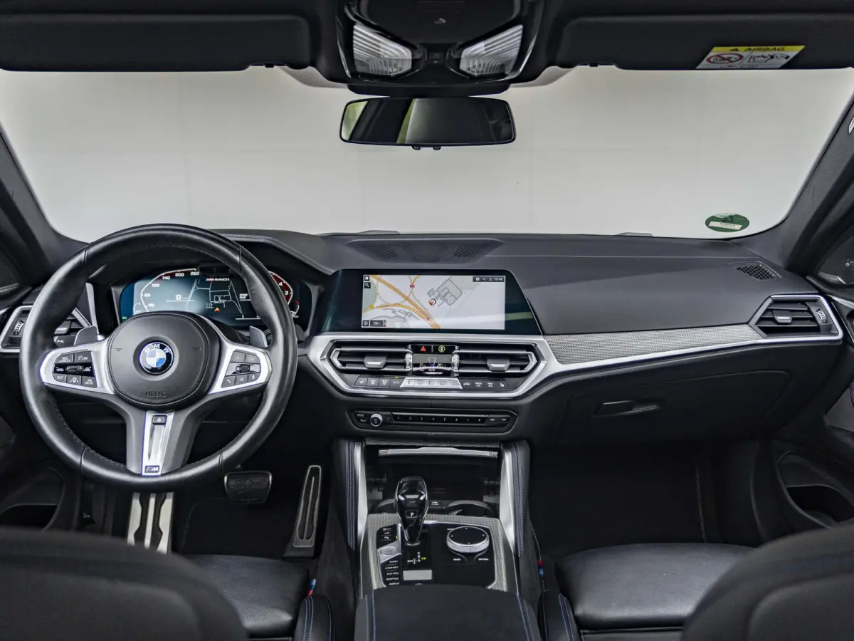 M440i xDrive | High Executive | M Sportpakket | 19 inch | Stuurwielverwarming | M Sportremsysteem Blau | M Adaptief onderstel | Elektrisch glazen schuif-/kanteldak | Driving Assistant Profes