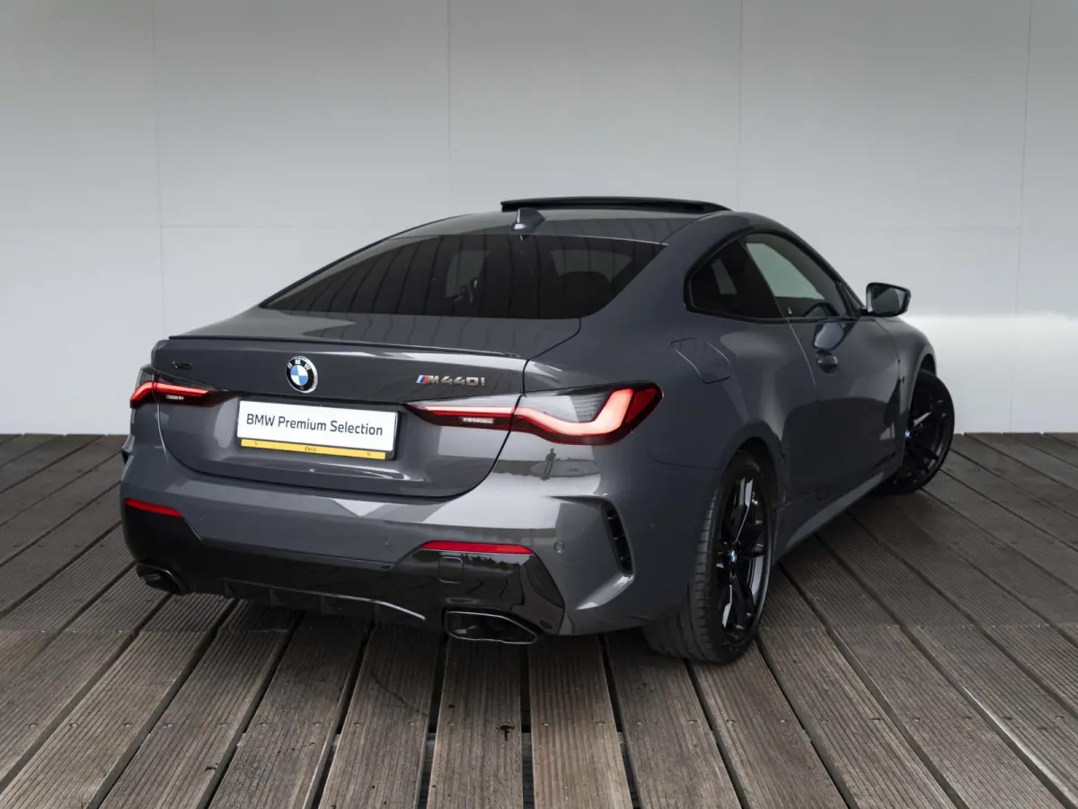 M440i xDrive | High Executive | M Sportpakket | 19 inch | Stuurwielverwarming | M Sportremsysteem Blau | M Adaptief onderstel | Elektrisch glazen schuif-/kanteldak | Driving Assistant Profes