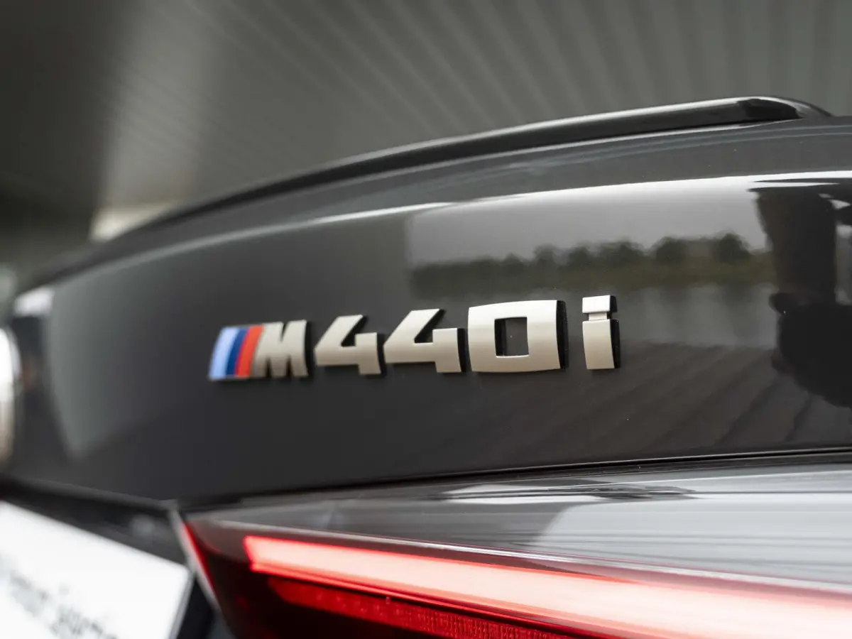 M440i xDrive | High Executive | M Sportpakket | 19 inch | Stuurwielverwarming | M Sportremsysteem Blau | M Adaptief onderstel | Elektrisch glazen schuif-/kanteldak | Driving Assistant Profes