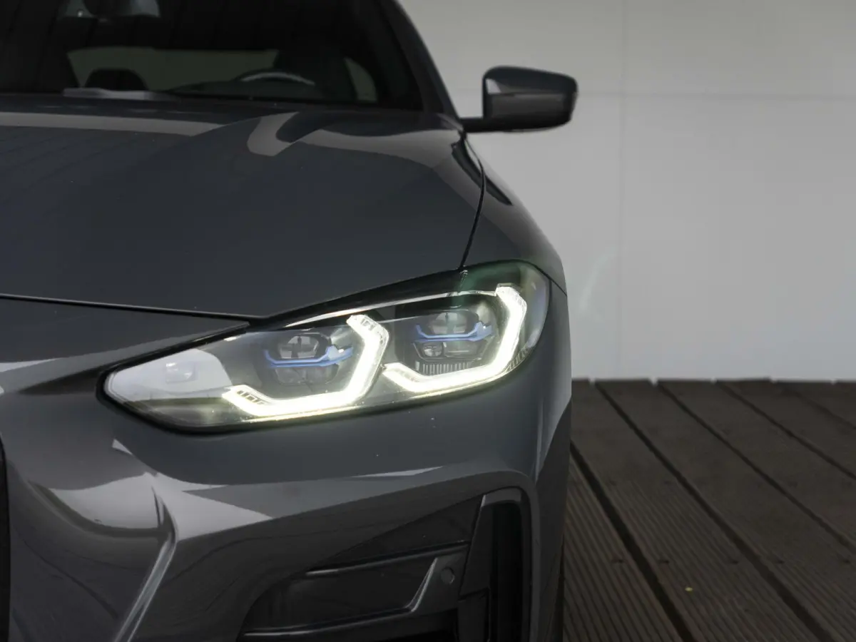 M440i xDrive | High Executive | M Sportpakket | 19 inch | Stuurwielverwarming | M Sportremsysteem Blau | M Adaptief onderstel | Elektrisch glazen schuif-/kanteldak | Driving Assistant Profes