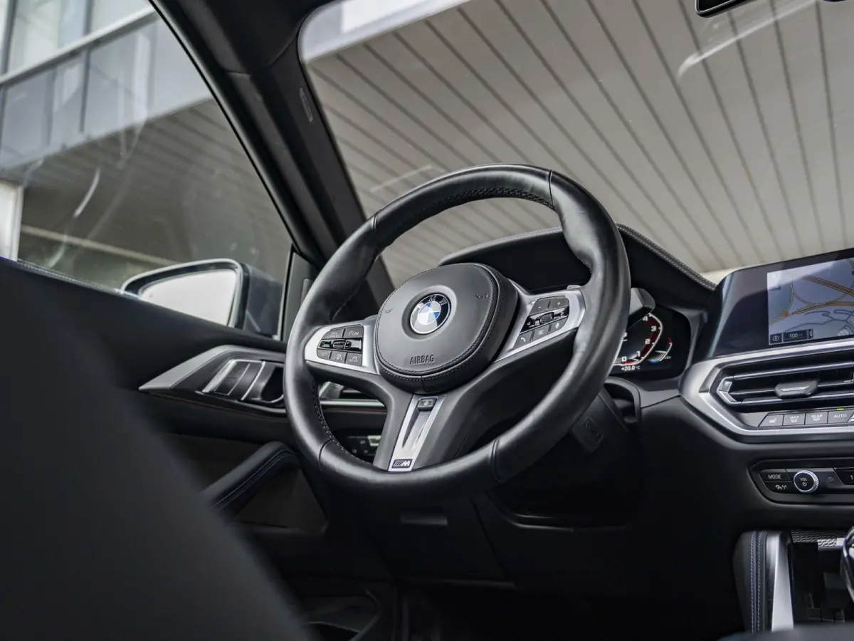 M440i xDrive | High Executive | M Sportpakket | 19 inch | Stuurwielverwarming | M Sportremsysteem Blau | M Adaptief onderstel | Elektrisch glazen schuif-/kanteldak | Driving Assistant Profes