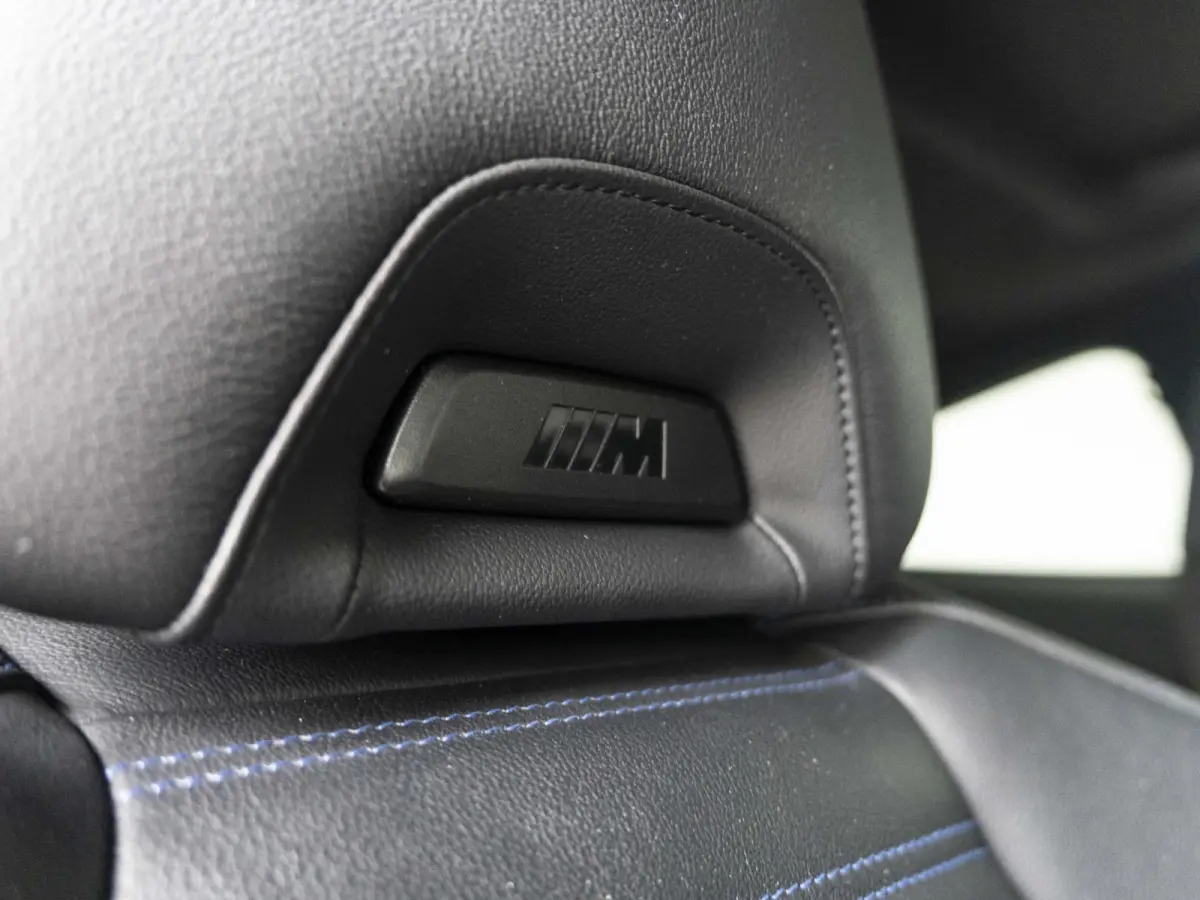 M440i xDrive | High Executive | M Sportpakket | 19 inch | Stuurwielverwarming | M Sportremsysteem Blau | M Adaptief onderstel | Elektrisch glazen schuif-/kanteldak | Driving Assistant Profes