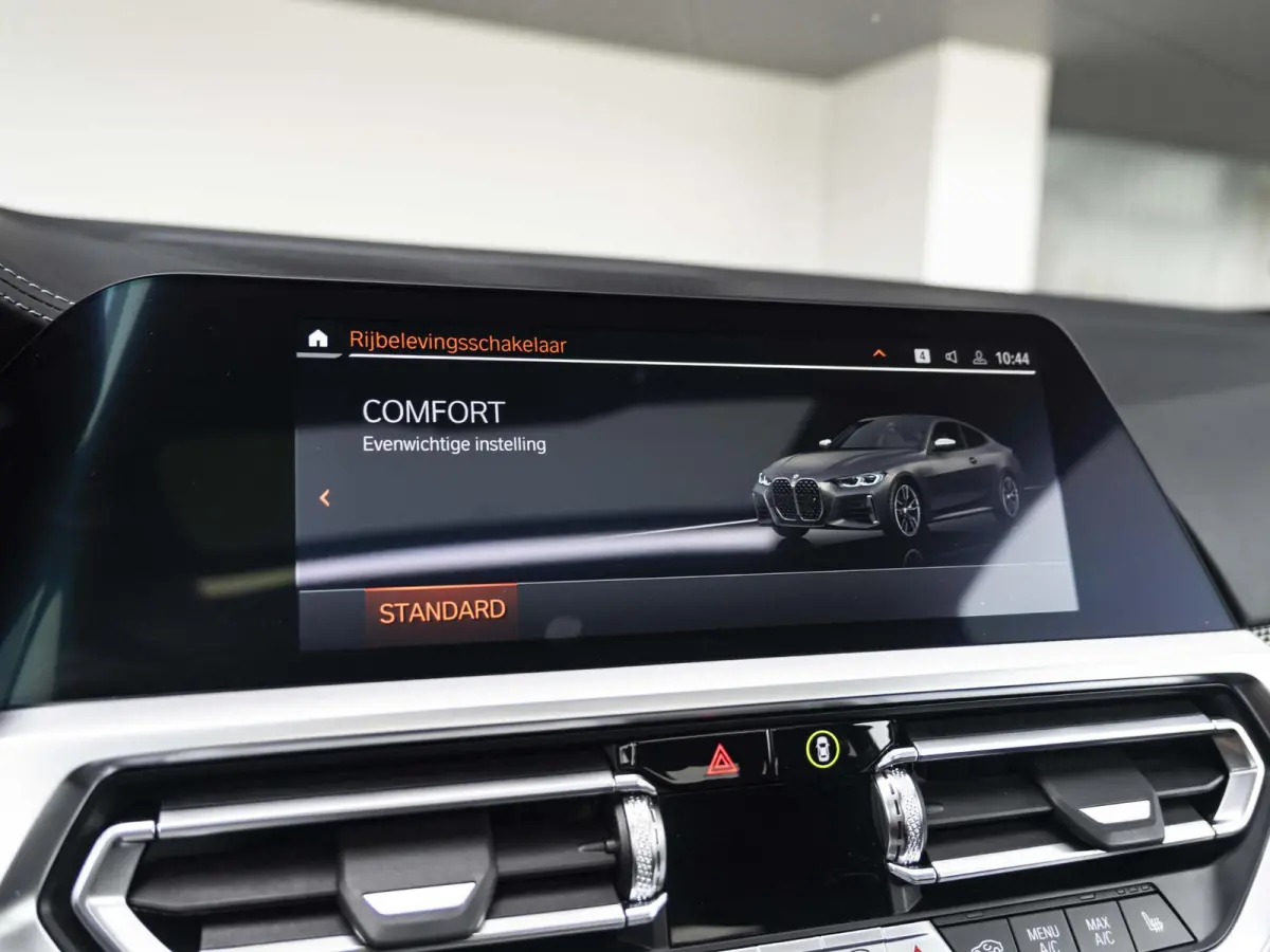 M440i xDrive | High Executive | M Sportpakket | 19 inch | Stuurwielverwarming | M Sportremsysteem Blau | M Adaptief onderstel | Elektrisch glazen schuif-/kanteldak | Driving Assistant Profes