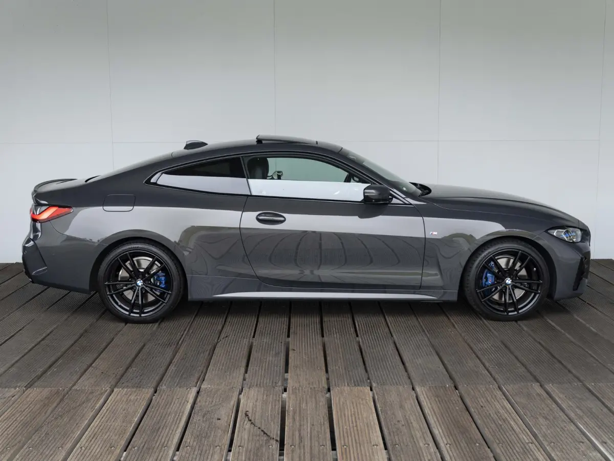M440i xDrive | High Executive | M Sportpakket | 19 inch | Stuurwielverwarming | M Sportremsysteem Blau | M Adaptief onderstel | Elektrisch glazen schuif-/kanteldak | Driving Assistant Profes