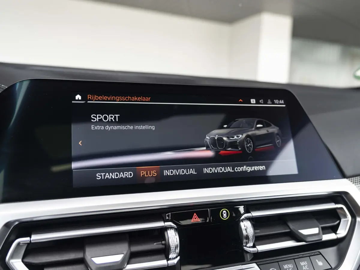 M440i xDrive | High Executive | M Sportpakket | 19 inch | Stuurwielverwarming | M Sportremsysteem Blau | M Adaptief onderstel | Elektrisch glazen schuif-/kanteldak | Driving Assistant Profes