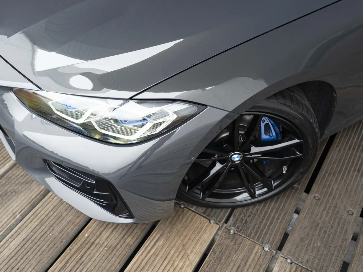 M440i xDrive | High Executive | M Sportpakket | 19 inch | Stuurwielverwarming | M Sportremsysteem Blau | M Adaptief onderstel | Elektrisch glazen schuif-/kanteldak | Driving Assistant Profes