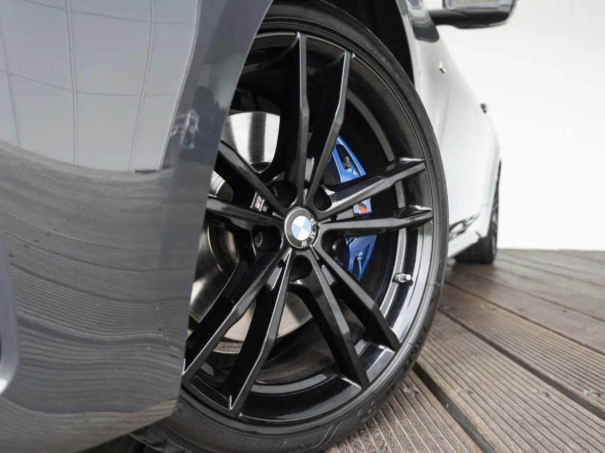 M440i xDrive | High Executive | M Sportpakket | 19 inch | Stuurwielverwarming | M Sportremsysteem Blau | M Adaptief onderstel | Elektrisch glazen schuif-/kanteldak | Driving Assistant Profes
