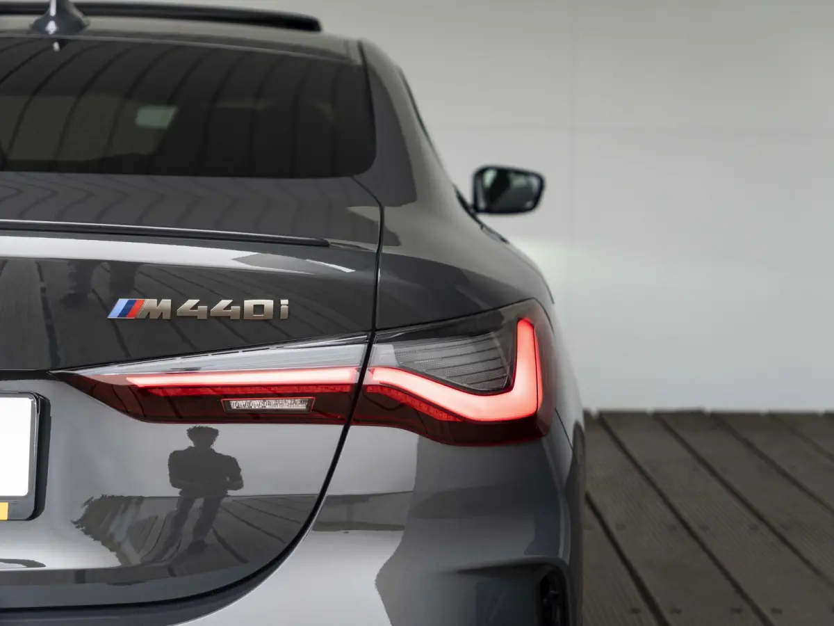 M440i xDrive | High Executive | M Sportpakket | 19 inch | Stuurwielverwarming | M Sportremsysteem Blau | M Adaptief onderstel | Elektrisch glazen schuif-/kanteldak | Driving Assistant Profes