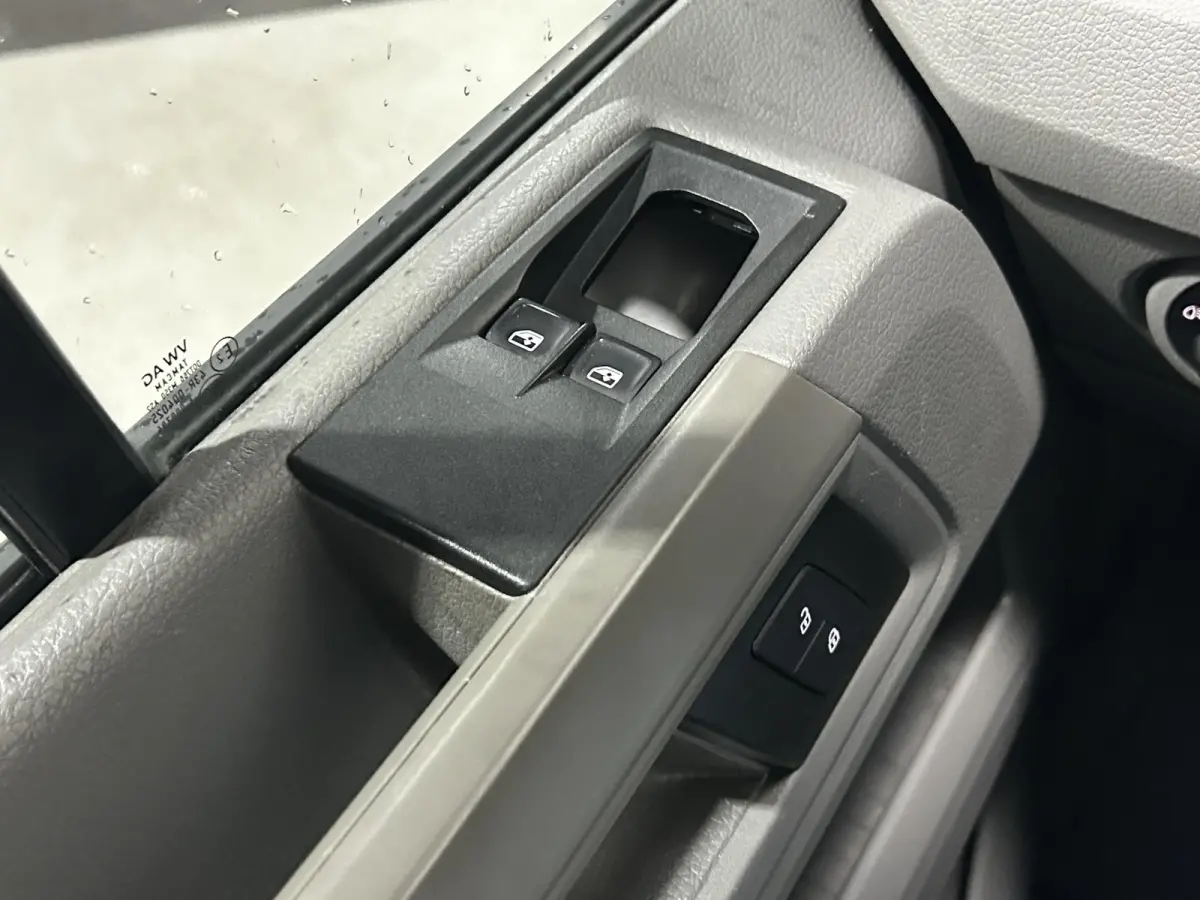 2.0 TDI 140 pk L3H3 Navi, Camera, Cruise Control Airco, Laadruimte Pakket, PDC V+A, Geveerde Stoel, 3-Zits