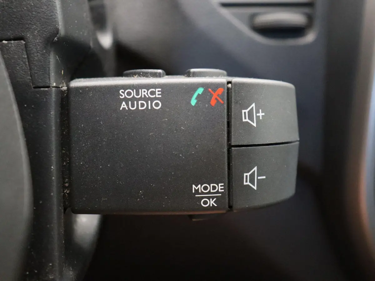 TCe 90pk Expression | Cruise control | Airco | Navigatie | All season banden |