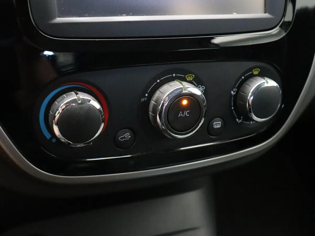 TCe 90pk Expression | Cruise control | Airco | Navigatie | All season banden |