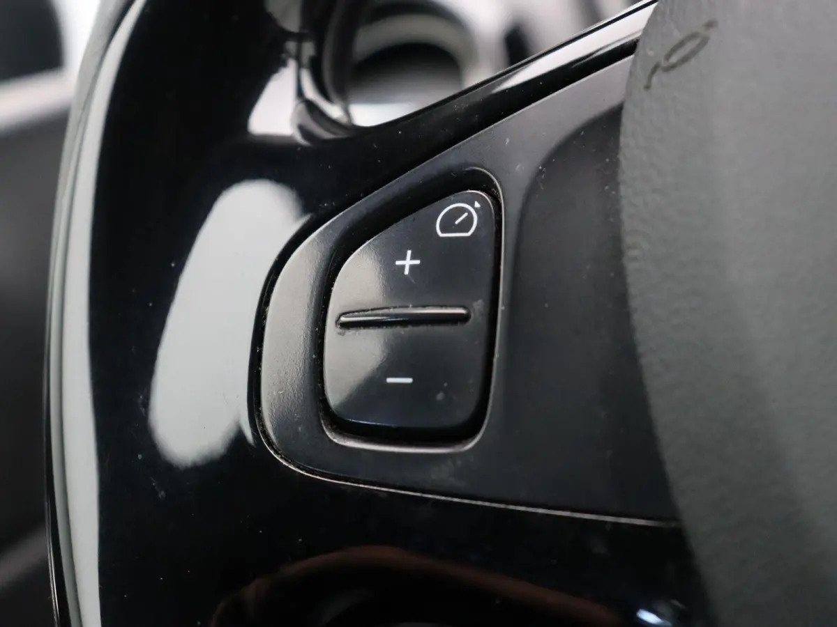 TCe 90pk Expression | Cruise control | Airco | Navigatie | All season banden |