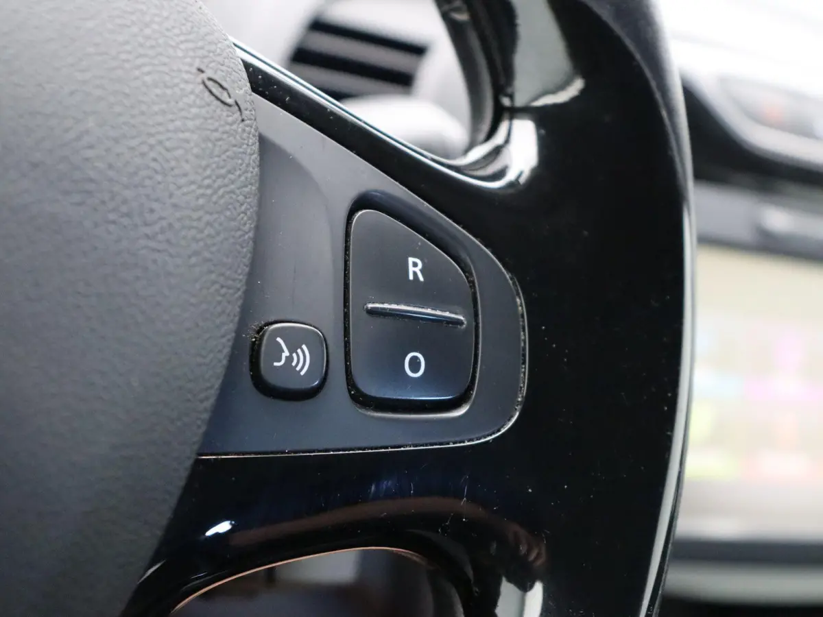 TCe 90pk Expression | Cruise control | Airco | Navigatie | All season banden |