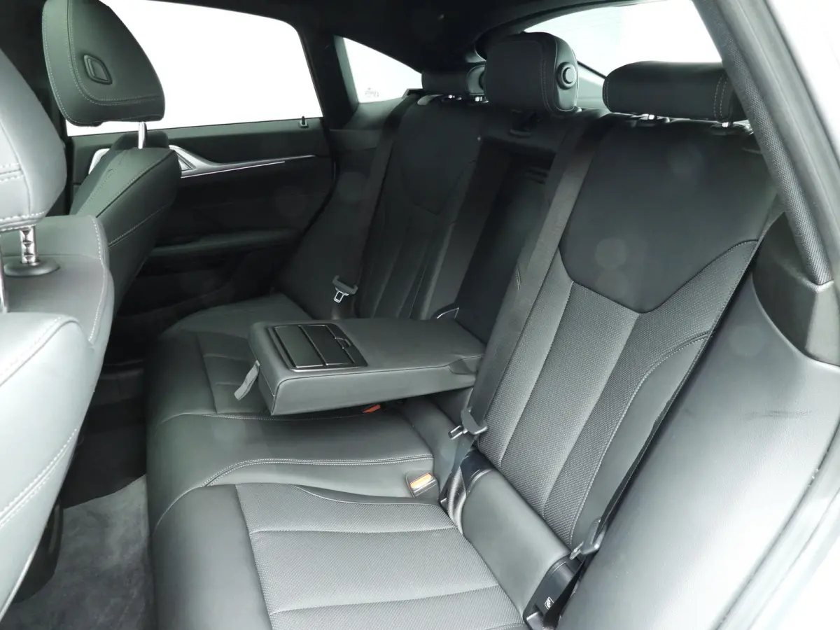 430i xDrive | M-Sportpakket | LED | Navigatie | Schuifdak | Sportstoelen | Stoelverwarming | DAB | Alu 19 inch