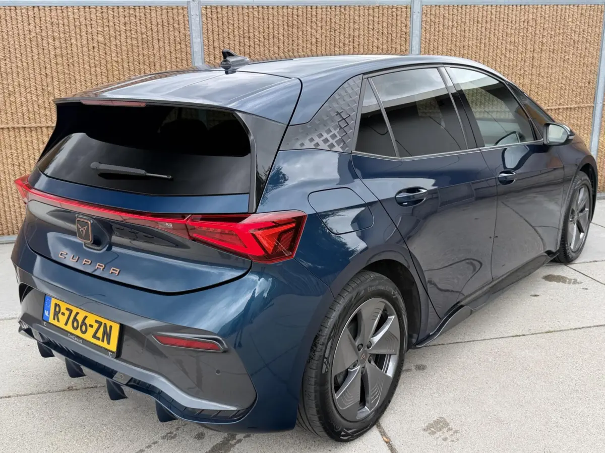 Business 62 kWh SoH 91,98% Aurora Blue | Climate control | Cruise control adaptief | DAB ontvanger | Apple CarPlay/Android Auto | Full-LED | Navigatiesysteem | Parkeersensoren voor en achter