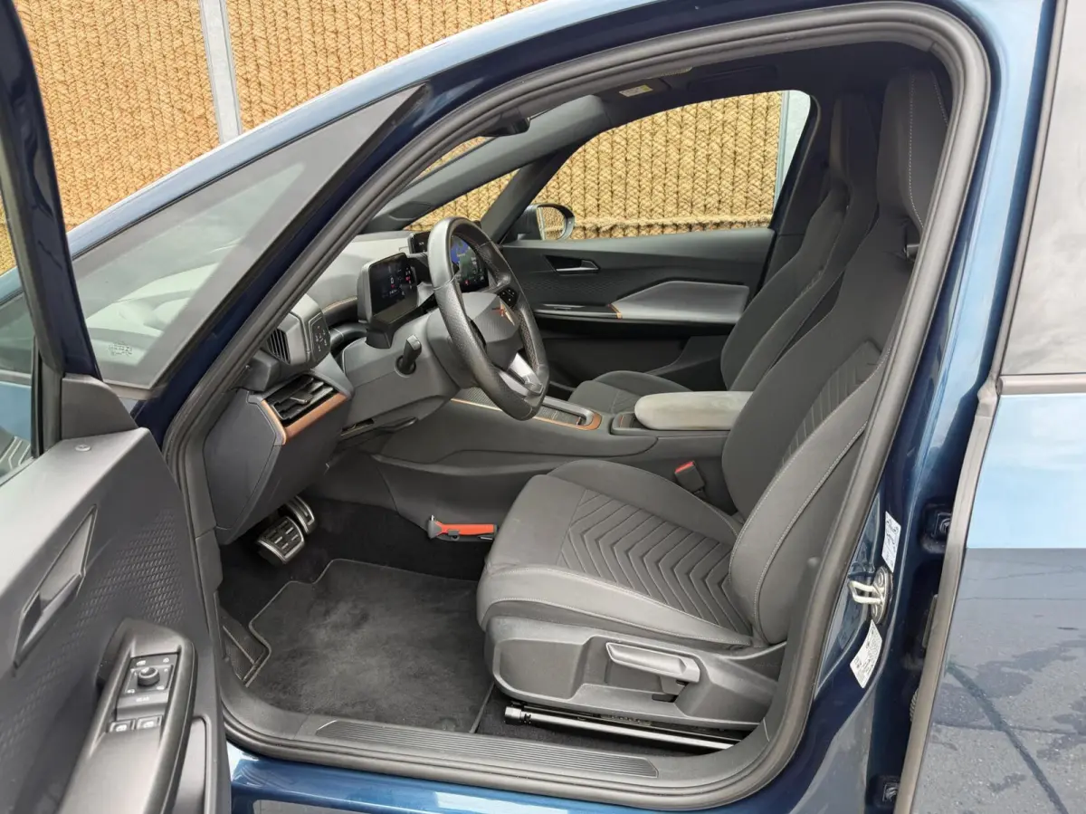 Business 62 kWh SoH 91,98% Aurora Blue | Climate control | Cruise control adaptief | DAB ontvanger | Apple CarPlay/Android Auto | Full-LED | Navigatiesysteem | Parkeersensoren voor en achter