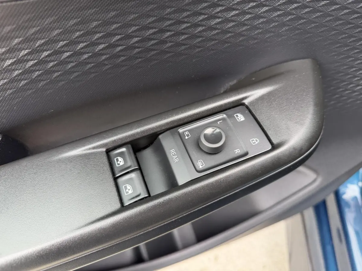 Business 62 kWh SoH 91,98% Aurora Blue | Climate control | Cruise control adaptief | DAB ontvanger | Apple CarPlay/Android Auto | Full-LED | Navigatiesysteem | Parkeersensoren voor en achter