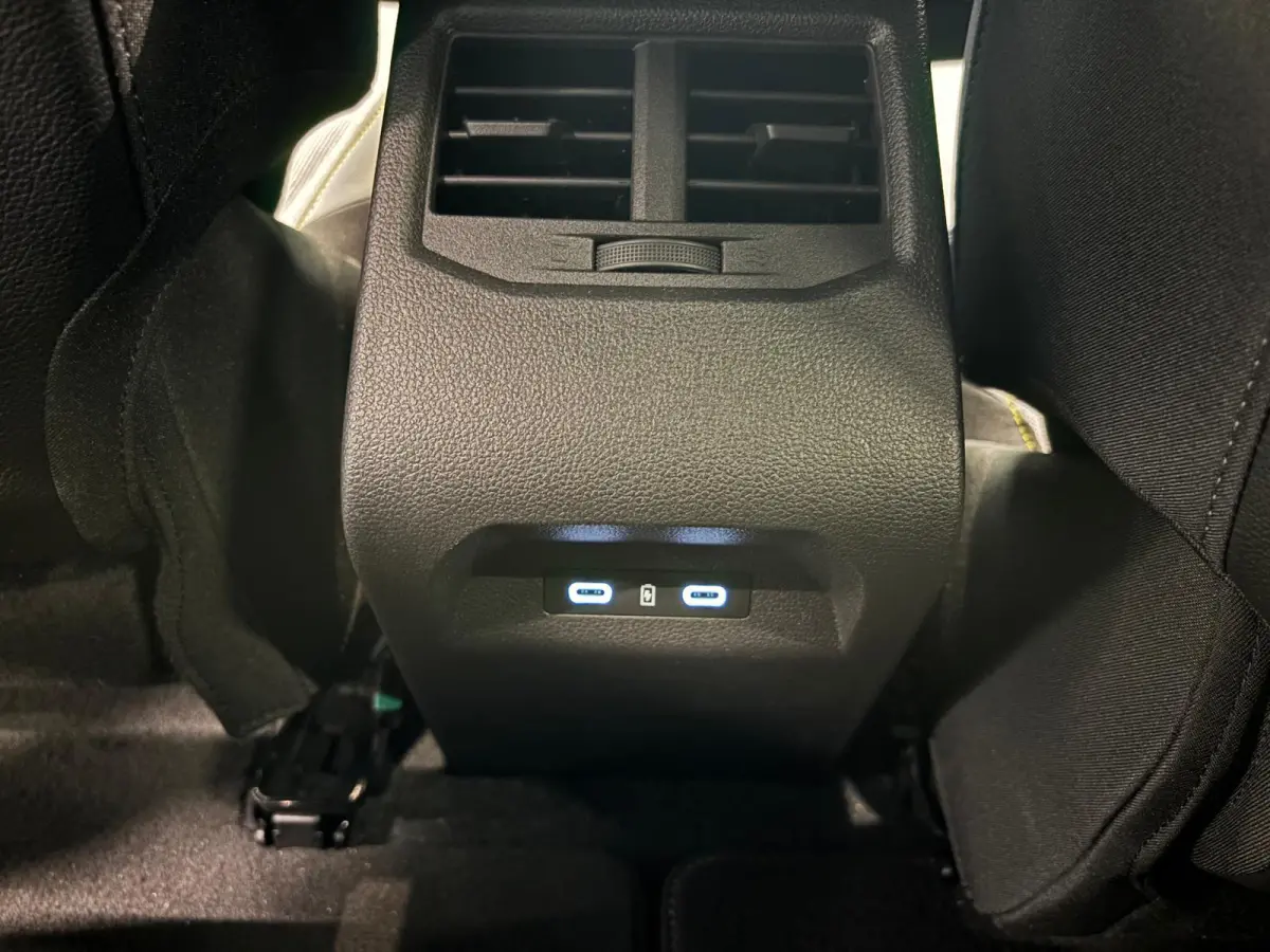EV60 Techno Navigatie Apple Carplay Android Auto 360 camera Parkeerhulp Adaptive Cruise Control Stoel- en stuurverwarming Dodehoekassistent Full Led Climate Control