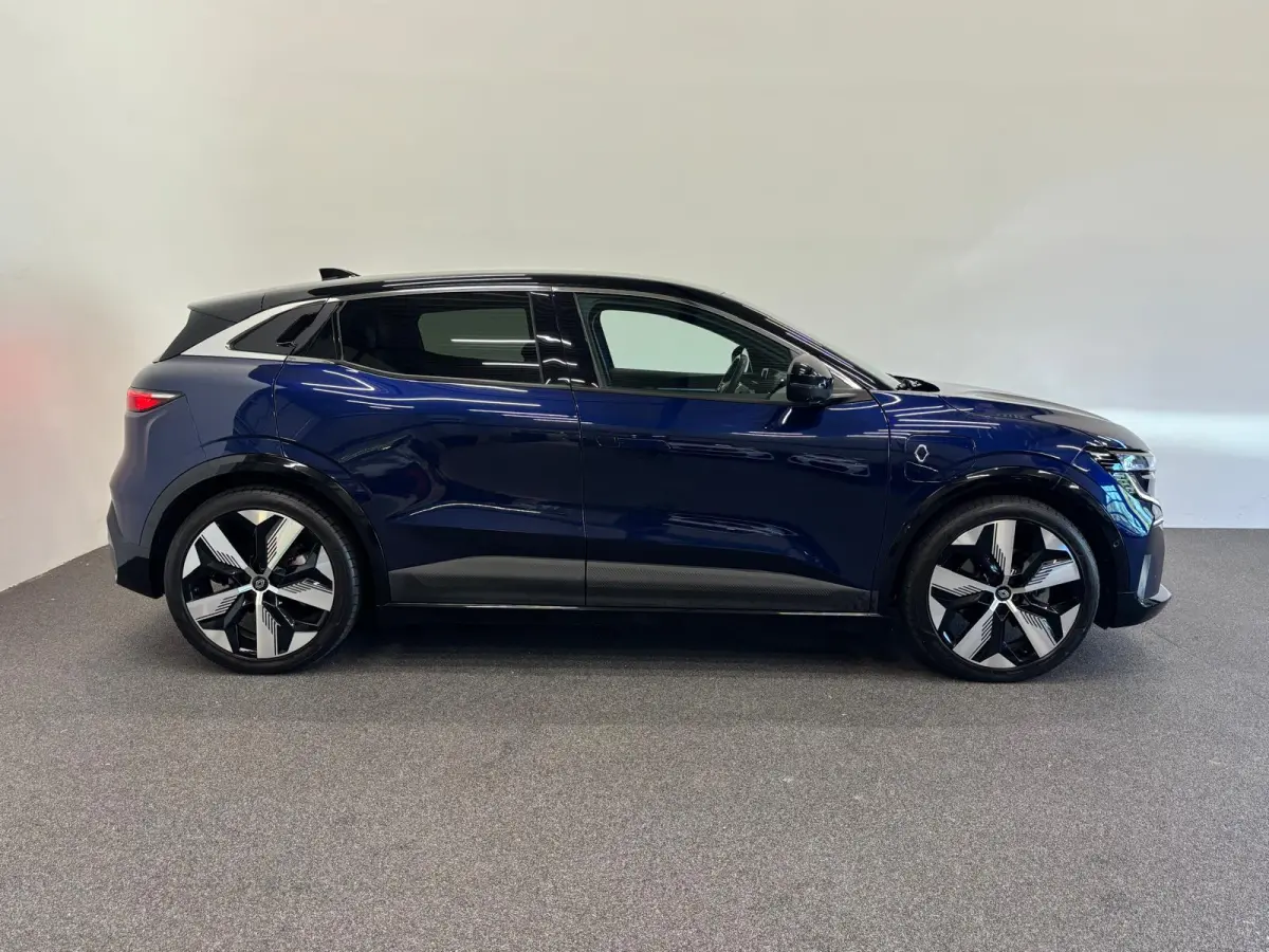 EV60 Techno Navigatie Apple Carplay Android Auto 360 camera Parkeerhulp Adaptive Cruise Control Stoel- en stuurverwarming Dodehoekassistent Full Led Climate Control