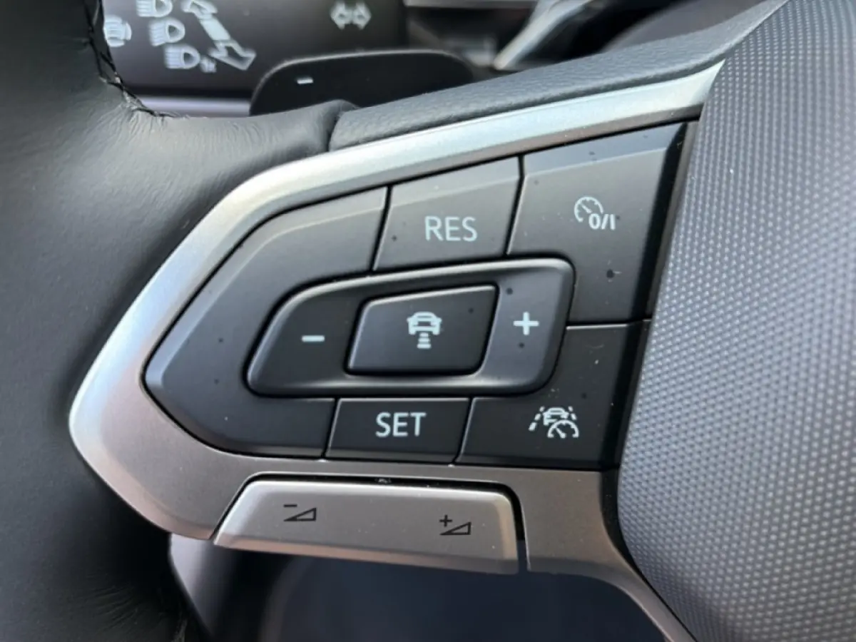 1.5 TS DSG R-LINE BLACK STYLE PANO-DAK/CAMERA/ACC/CLIMA/STOELVERW/CARPLAY