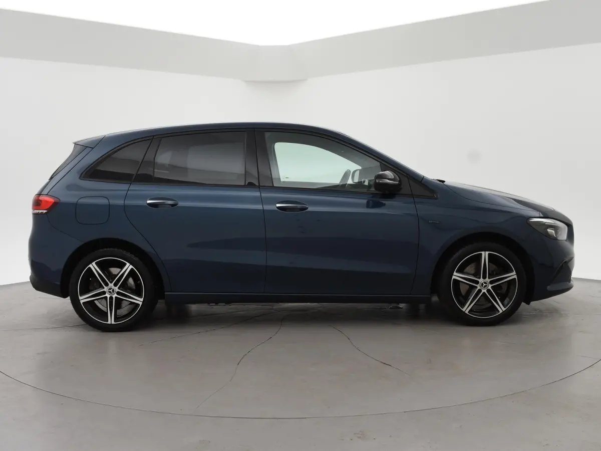 250e PREMIUM + SFEERVERLICHTING | ADAPTIVE CRUISE | 360 CAMERA | 18 INCH | WIDESCREEN