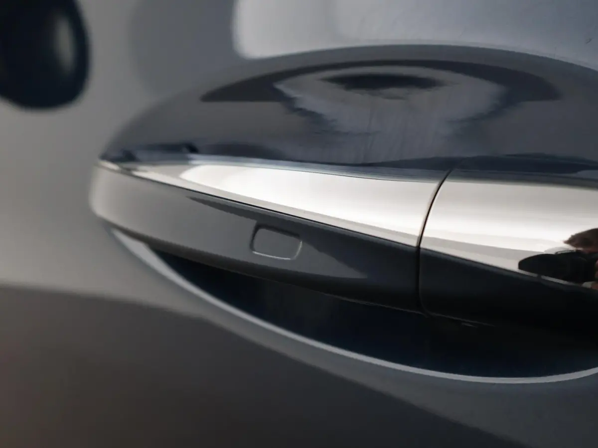 250e PREMIUM + SFEERVERLICHTING | ADAPTIVE CRUISE | 360 CAMERA | 18 INCH | WIDESCREEN