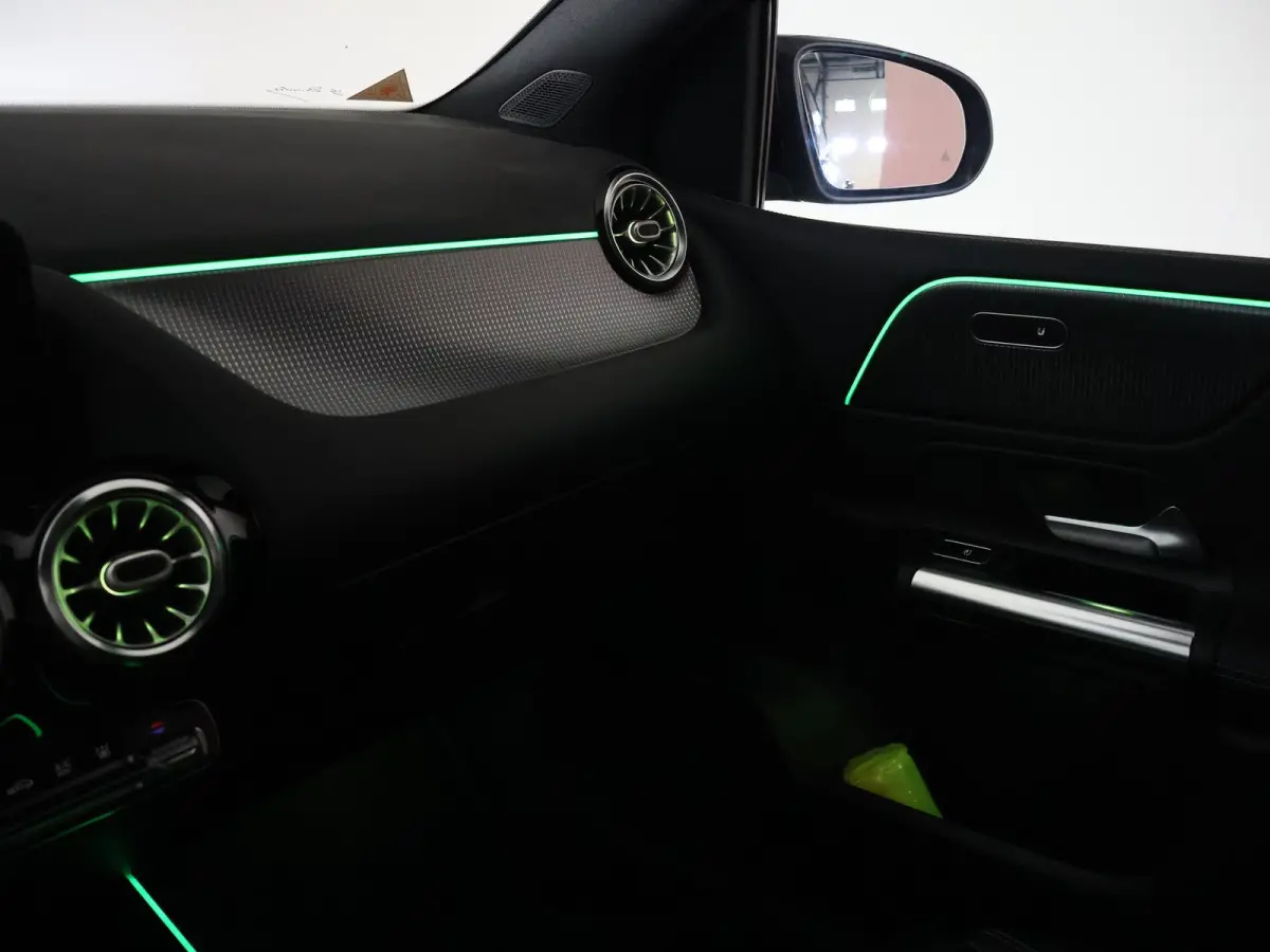 250e PREMIUM + SFEERVERLICHTING | ADAPTIVE CRUISE | 360 CAMERA | 18 INCH | WIDESCREEN
