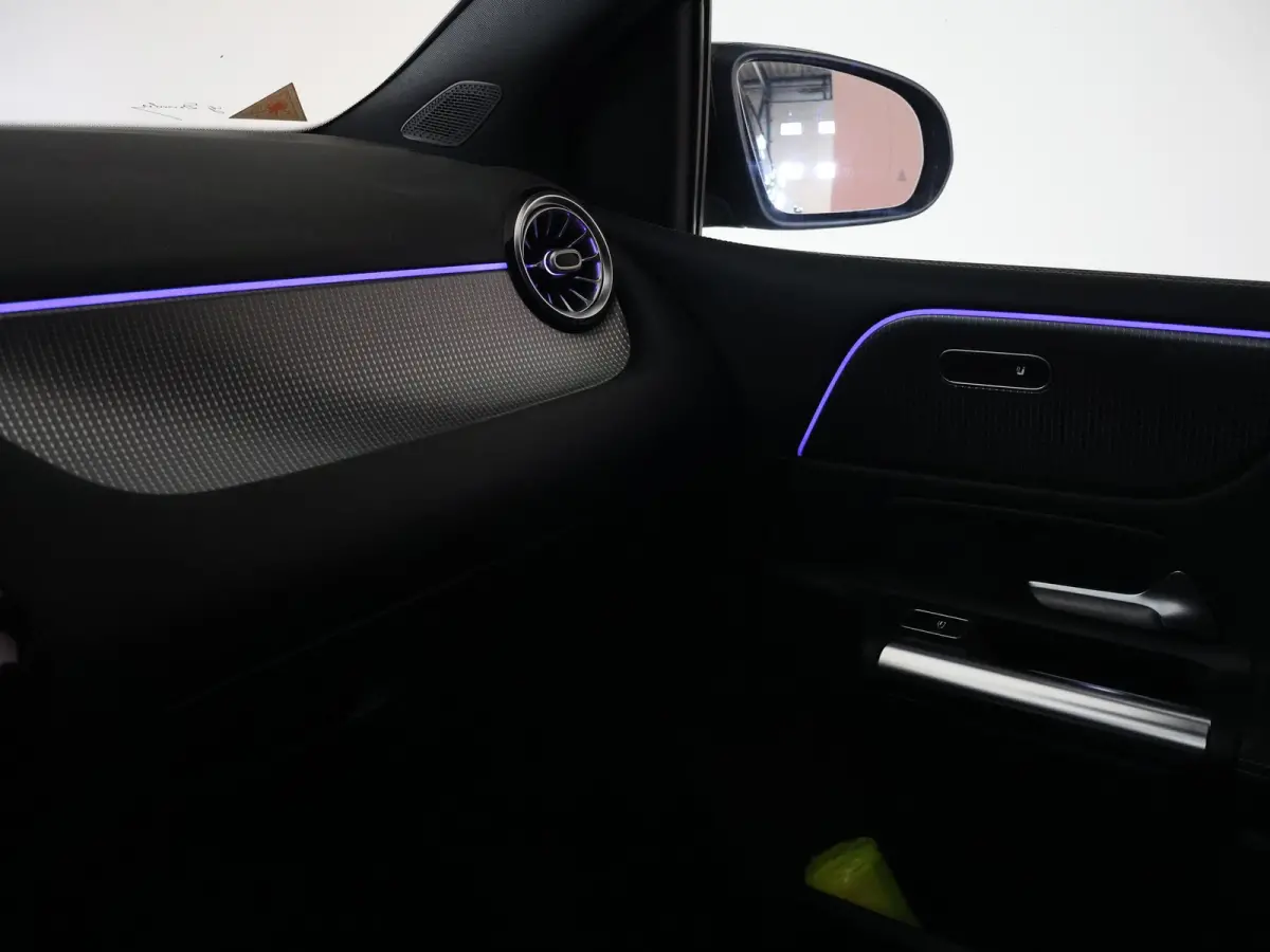 250e PREMIUM + SFEERVERLICHTING | ADAPTIVE CRUISE | 360 CAMERA | 18 INCH | WIDESCREEN