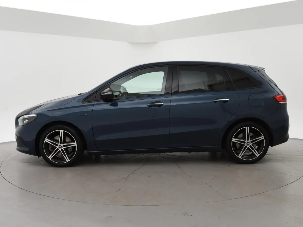 250e PREMIUM + SFEERVERLICHTING | ADAPTIVE CRUISE | 360 CAMERA | 18 INCH | WIDESCREEN
