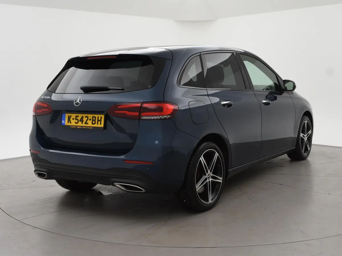 250e PREMIUM + SFEERVERLICHTING | ADAPTIVE CRUISE | 360 CAMERA | 18 INCH | WIDESCREEN