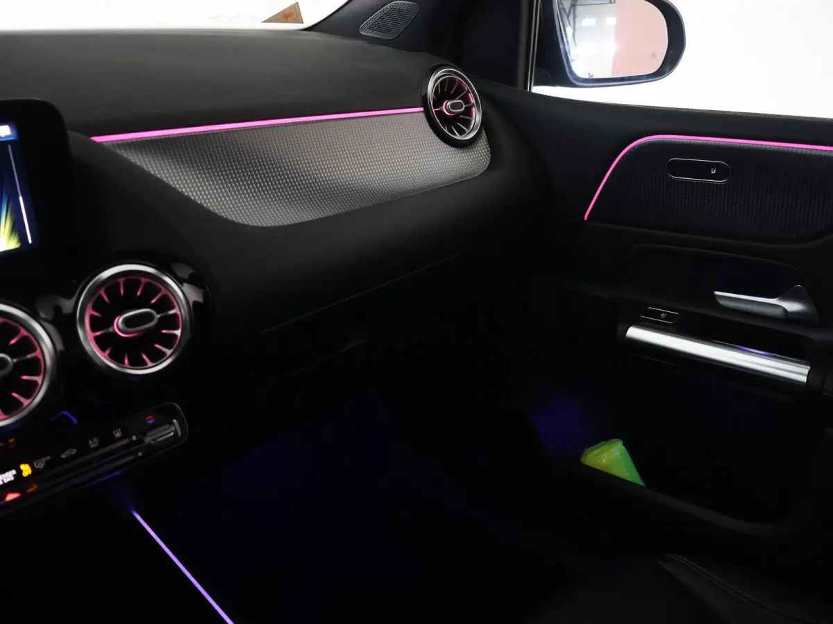 250e PREMIUM + SFEERVERLICHTING | ADAPTIVE CRUISE | 360 CAMERA | 18 INCH | WIDESCREEN