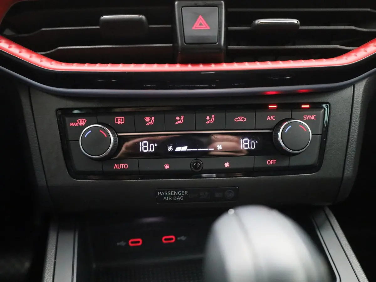 1.0 EcoTSI FR | DEMO | AUTOMAAT | APPLE CARPLAY - ANDROID AUTO | BEATS AUDIO | CLIMATE CONTROL | CRUISE CONTROL | PARKEERSENSOREN | LED | LICHTMETALEN VELGEN |