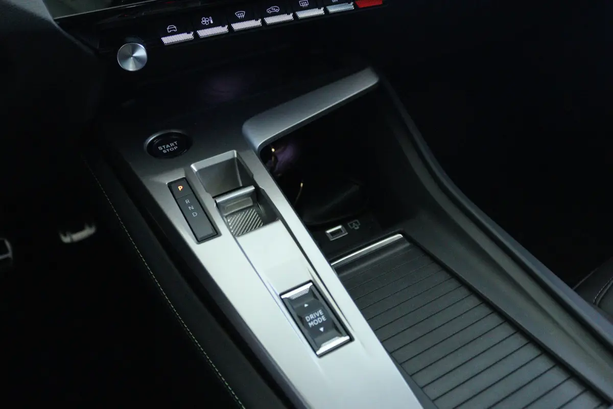GT 54 kWh | Adapt. Cruise | Alcantara | 360 Camera | Massage | Elektr. Klep | Stoel+Stuurverwarming | Carplay | Navi | Climate | Matrix LED | Keyless | AGR