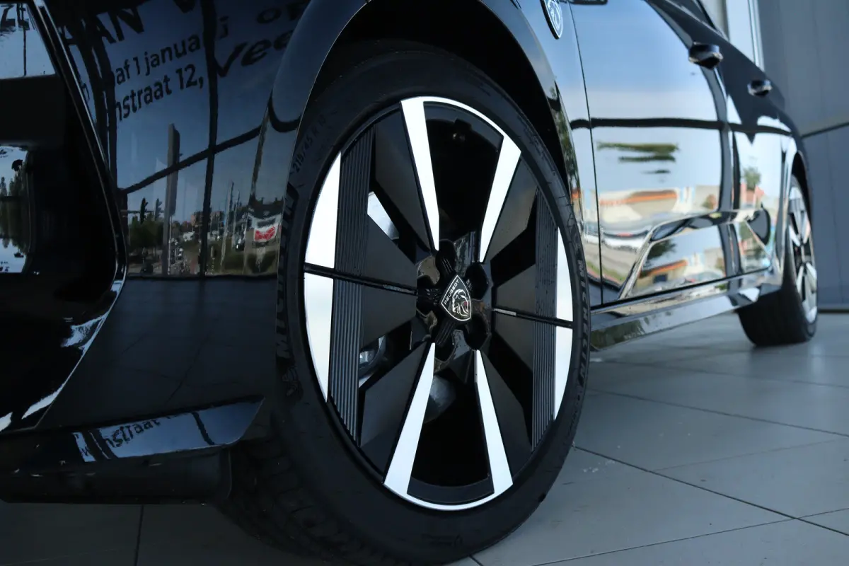 GT 54 kWh | Adapt. Cruise | Alcantara | 360 Camera | Massage | Elektr. Klep | Stoel+Stuurverwarming | Carplay | Navi | Climate | Matrix LED | Keyless | AGR