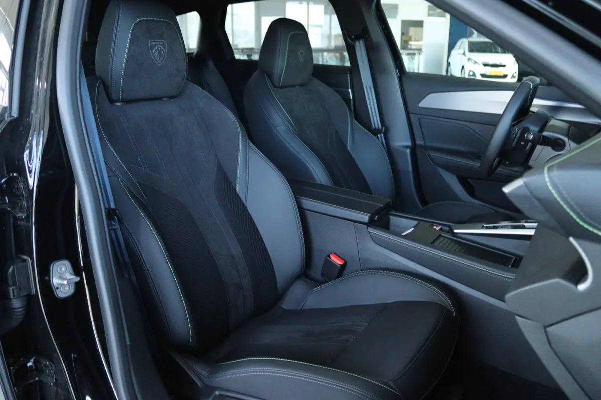 GT 54 kWh | Adapt. Cruise | Alcantara | 360 Camera | Massage | Elektr. Klep | Stoel+Stuurverwarming | Carplay | Navi | Climate | Matrix LED | Keyless | AGR