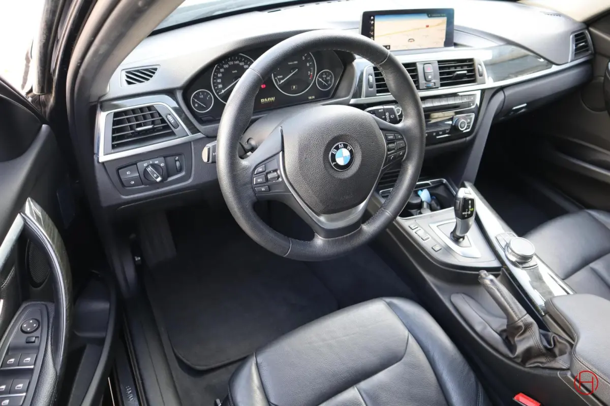 320i Luxury Line / Leder / LED / Stoelverwarming / PDC