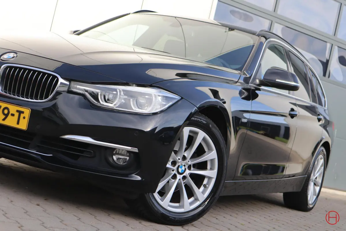 320i Luxury Line / Leder / LED / Stoelverwarming / PDC