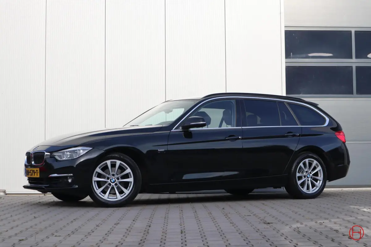 320i Luxury Line / Leder / LED / Stoelverwarming / PDC