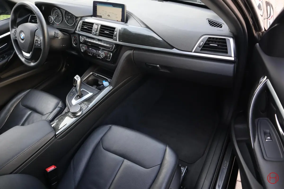 320i Luxury Line / Leder / LED / Stoelverwarming / PDC